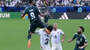 أمين عمر يتسبب في جدل تحكيمي بعد عدم طرد مهاجم السعودية أمام فلسطين